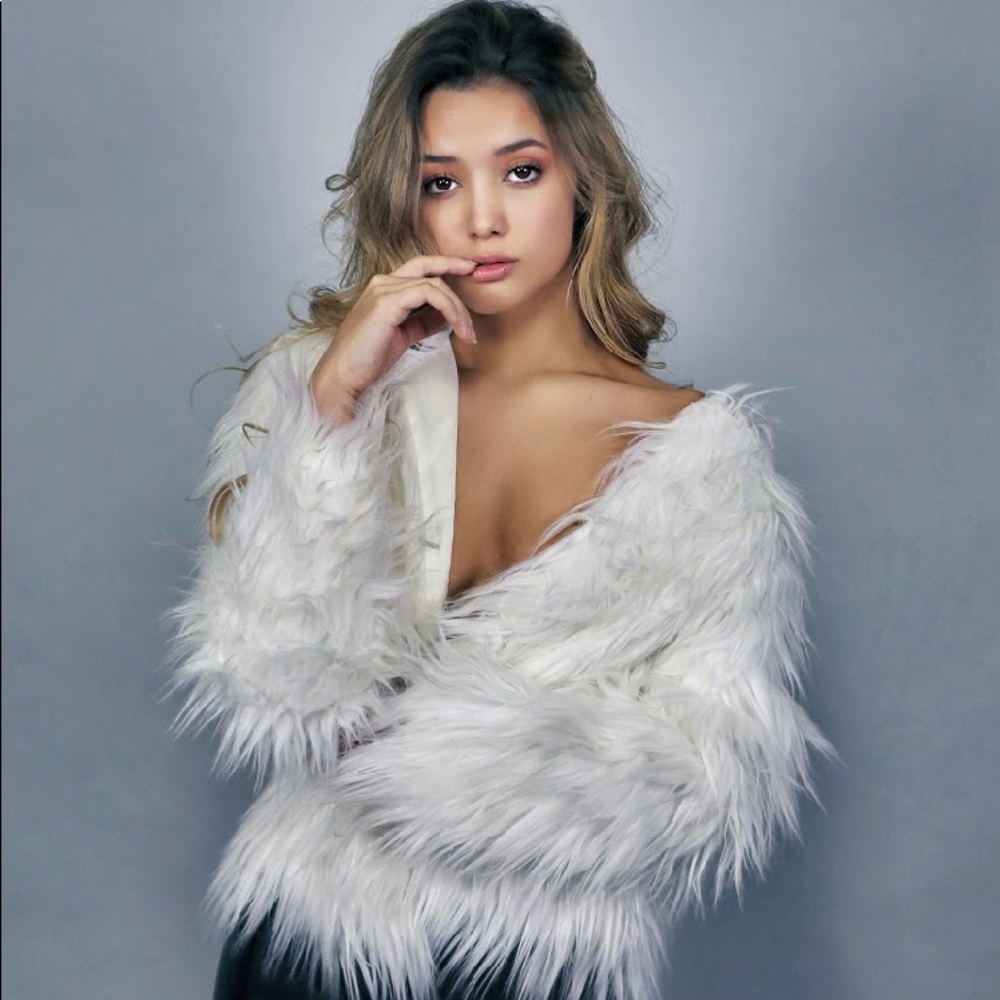 White fluffy jacket ❤️
